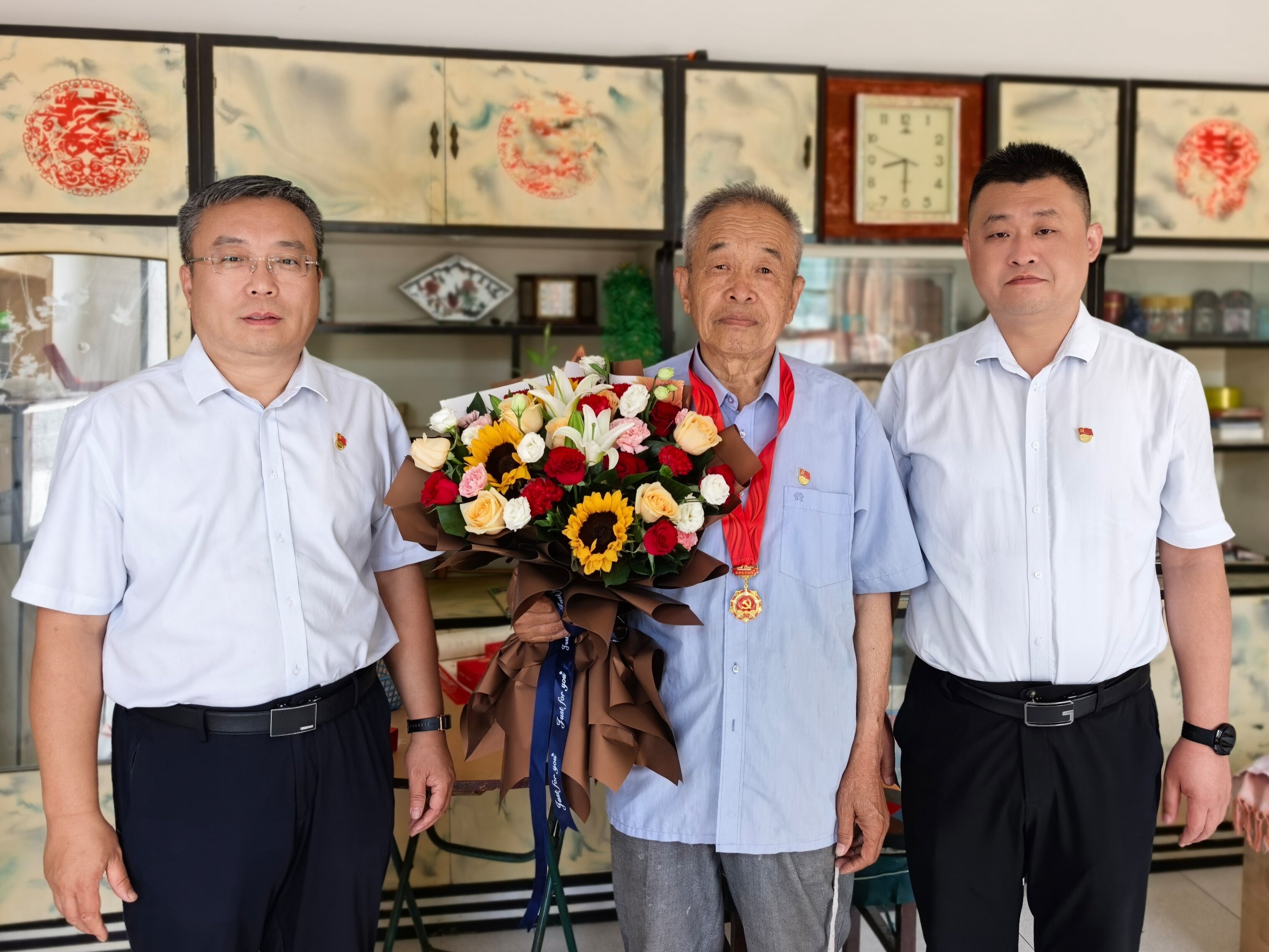 襄垣农商银行党委为老党员张海珍颁发&ldquo;光荣在党50年&rdquo;纪念章