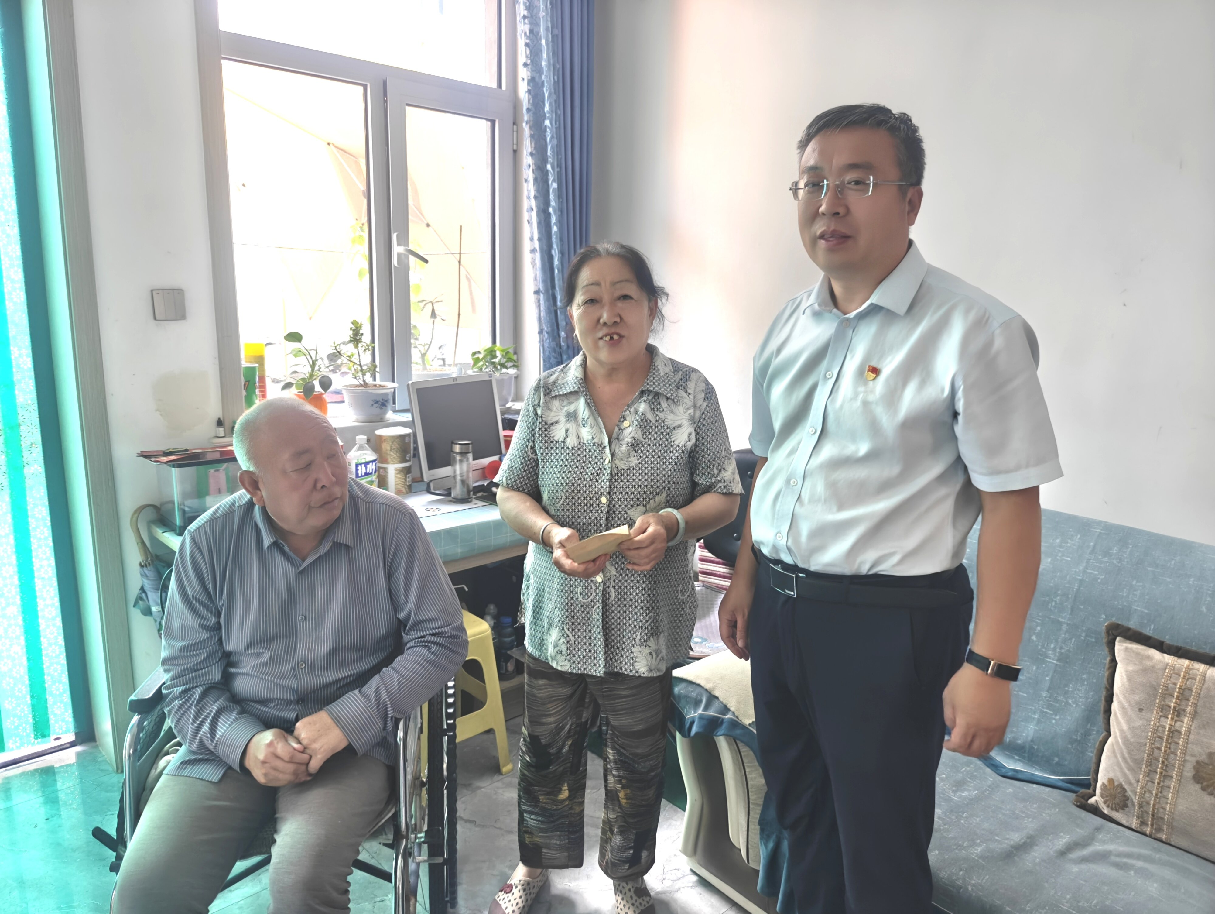 襄垣农商银行党委走访慰问老党员困难党员传递组织温情